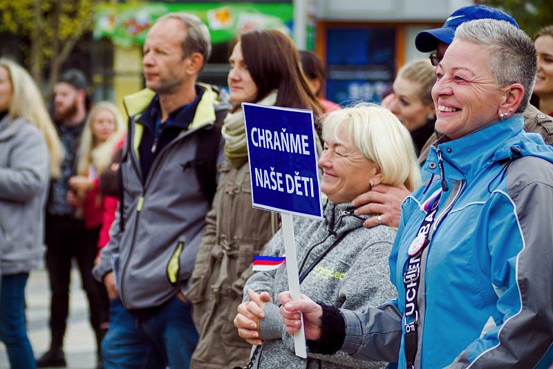 Nedělní demonstrace v Ostravě přilákala především rodiny s dětmi a starší lidi.