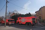 V neděli ráno a dopoledne sedm jednotek hasičů zasahovalo u požáru rodinného domu uprostřed Petřvaldu na Novojičínsku.