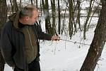 Martin bivakuje zima nezima venku, v porostu mezi Porubou a Polankou v Ostravě, kde je řada starých pozůstatků i po táboření dalších bezdomovců, dnes už prakticky všech mrtvých.