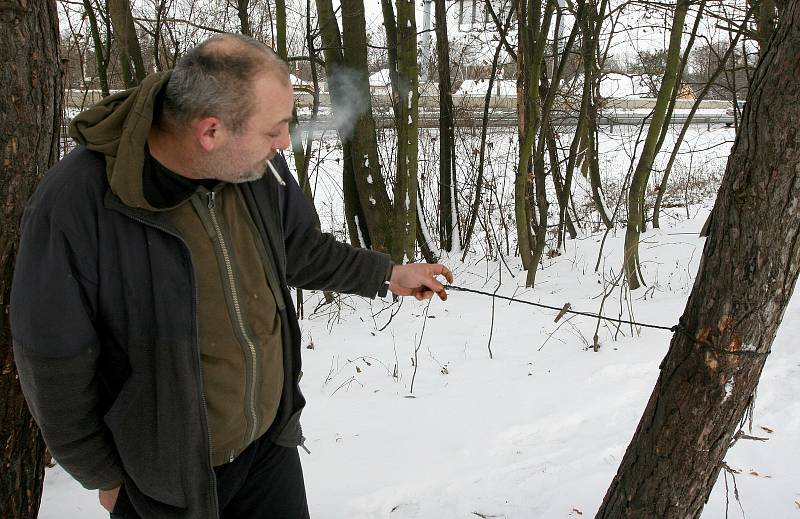 Martin bivakuje zima nezima venku, v porostu mezi Porubou a Polankou v Ostravě, kde je řada starých pozůstatků i po táboření dalších bezdomovců, dnes už prakticky všech mrtvých.