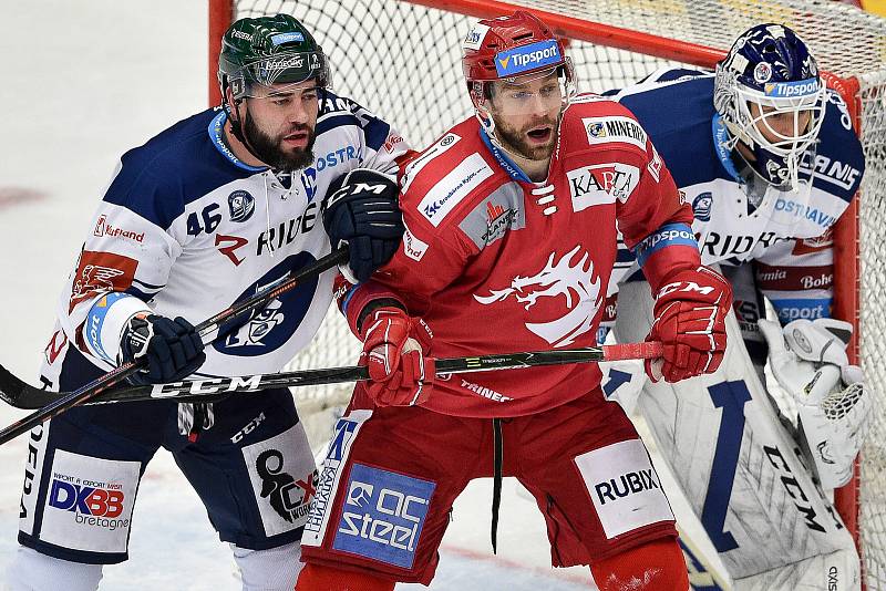 Utkání 3. kola hokejové extraligy: HC Oceláři Třinec - HC Vítkovice Ridera, 15. prosince 2020 v Třinci. (zleva) Roman Polák z Vítkovic a Tomáš Marcinko z Třince.