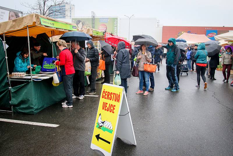 Farmářské trhy u nákupního centra Futurum v Ostravě.