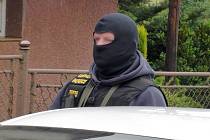 Devět osob, z toho tři policisty působící v řadách moravskoslezské policie, zatkli příslušníci Generální inspekce bezpečnostních sborů (GIBS)