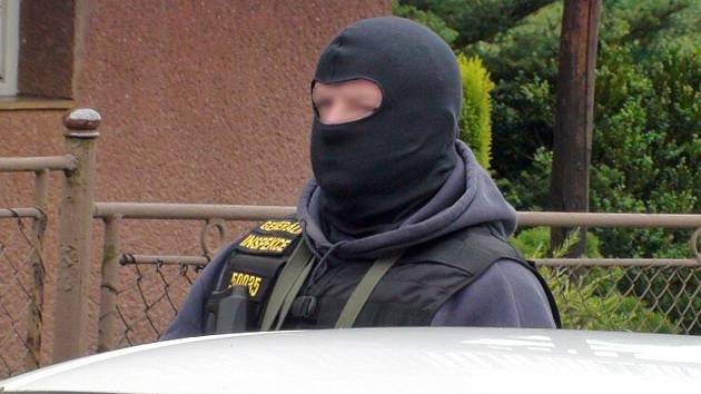 Devět osob, z toho tři policisty působící v řadách moravskoslezské policie, zatkli příslušníci Generální inspekce bezpečnostních sborů (GIBS)