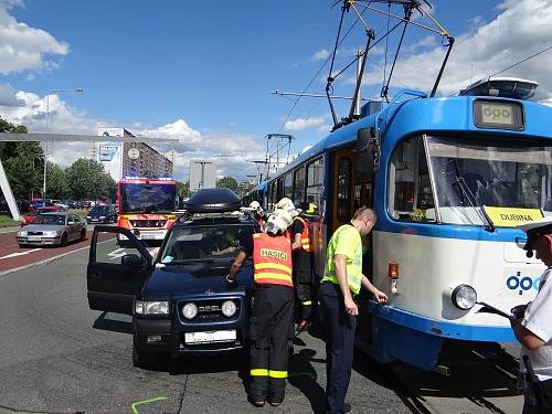 Nehoda ostravské tramvaje a terénního vozidla Opel Frontera se stala v pátek odpoledne před 15. hodinou v Ostravě-Hrabůvce v rušné čtyřproudé ulici Dr. Martínka, oddělené tramvajovým pásem.