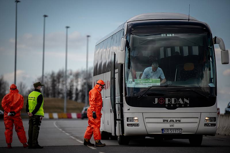 Polsko zavedlo preventivní opatření proti šíření nového koronaviru (COVID-19). Lékařská kontrola na polském přechodě Gorzyczki, 10. března 2020.