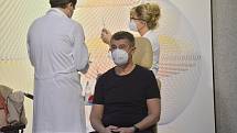 Premiér Andrej Babiš se nechal 27. prosince 2020 v Ústřední vojenské nemocnici v Praze očkovat proti nemoci covid-19.