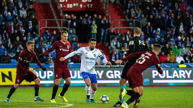 Utkání 20. kola první fotbalové ligy: Baník Ostrava - Sparta Praha, 14. prosince 2019 v Ostravě. Na snímku zleva David Lischka, Milan Baroš, Michal Trávník.