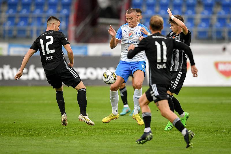 10. kolo první fotbalové ligy: Baník Ostrava - Dynamo České Budějovice, 1. října 2022, Ostrava. (zleva) Benjamin Čolič z Českých Budějovic a Ladislav Almási z Ostravy.