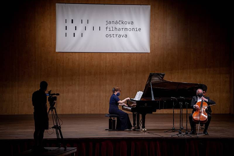 Violoncellista Jiří Hanousek a klavíristka Eliška Novotná při generální zkoušce před on-line koncertem Janáčkovy filharmonie Ostrava (JFO) v sále Domu kultury města Ostravy, 16. dubna 2020.