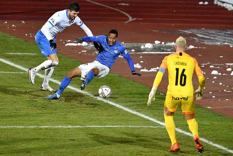 Utkání 9. kola první fotbalové ligy: Baník Ostrava - Slovan Liberec, 27. ledna 2021 v Ostravě. (zleva) Patrizio Stronati z Ostravy a Jhon Edison Mosquera Rebolledo z Liberce.