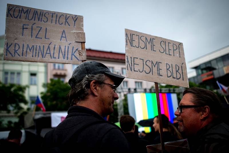 Demonstrace za nezávislou justici a proti vládě na Masarykově náměstí v Ostravě, 28. května 2019.