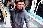 Policisté hledají muže, který v Ostravě v tramvaji vykopl sklo.