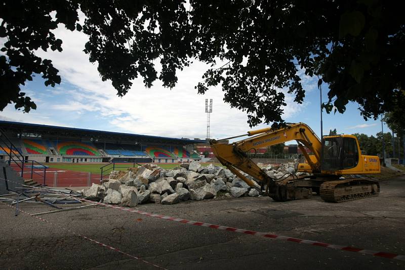 Východní ochozy Městského stadionu ve Vítkovicích se od dnešního dne začnou poroučet k zemi. Podle posudku jsou staticky nevyhovující. Nahradí je nová krytá tribuna. 