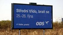 Desítky volebních billboardů jsou rozmístěny u Místecké a Plzeňské ulice v Ostravě.