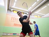 Šestnáctiletý ostravský squashista Viktor Byrtus si hlídá post nejlepšího evropského juniora do 17 let, ale dokáže porážet starší a daleko zkušenější soupeře. 