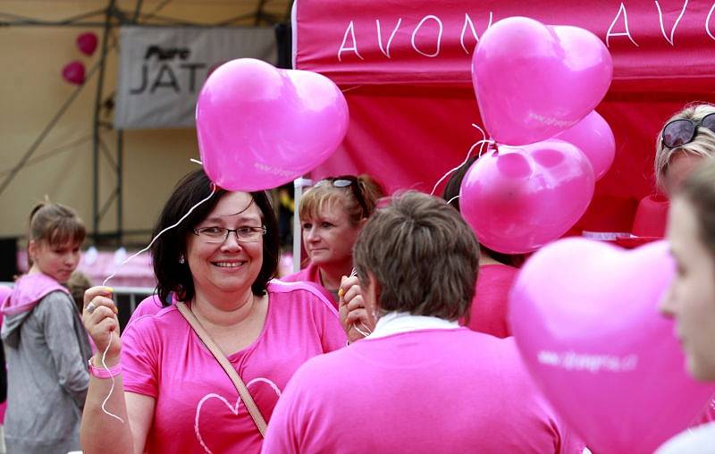 Desítky žen se v sobotu vydaly na pochod proti rakovině prsu. Růžová trička zaplavila Hlavní třídu v Ostravě-Porubě.