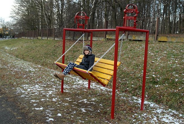 Od vánočních prázdnin stojí v ulici Pod nemocnicí, kudy vede oblíbená výletní cesta obyvatel Poruby směrem k lesoparku Myslivna. 