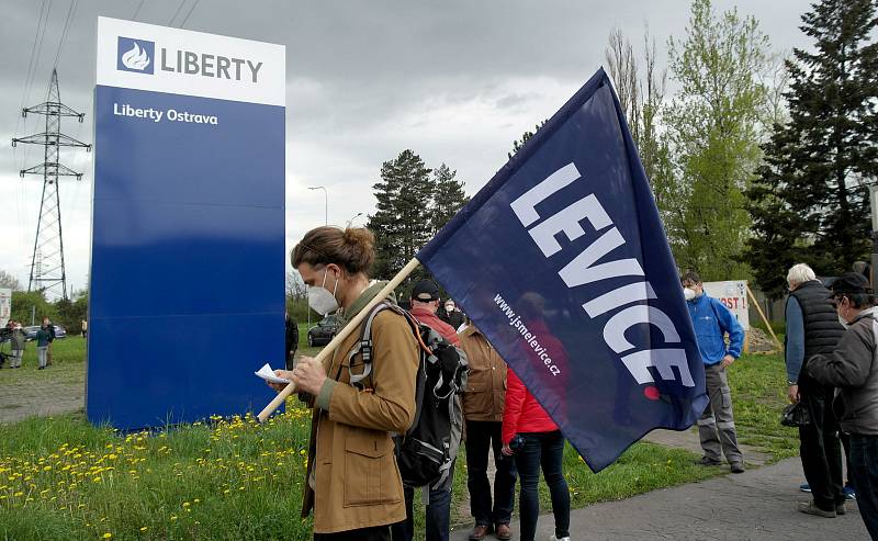 Protestní mítink před hlavní branou podniku LIBERTY Ostrava v městské části Kunčice ve středu 5. května 2021.