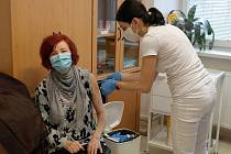Státní zdravotní ústav v Ostravě. Zde dostává paní Terezia ze sídliště Hrabůvka svou první dávku vakcíny proti čínské nákaze.