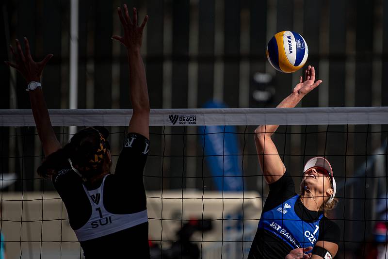 Turnaj Pro Tour kategorie Elite v plážovém volejbale J&T Banka Ostrava Beach Pro, 26. května 2022 v Ostravě. (zleva) Tanja Huberli ze Švýcarska a Barbora Hermannová z České republiky.