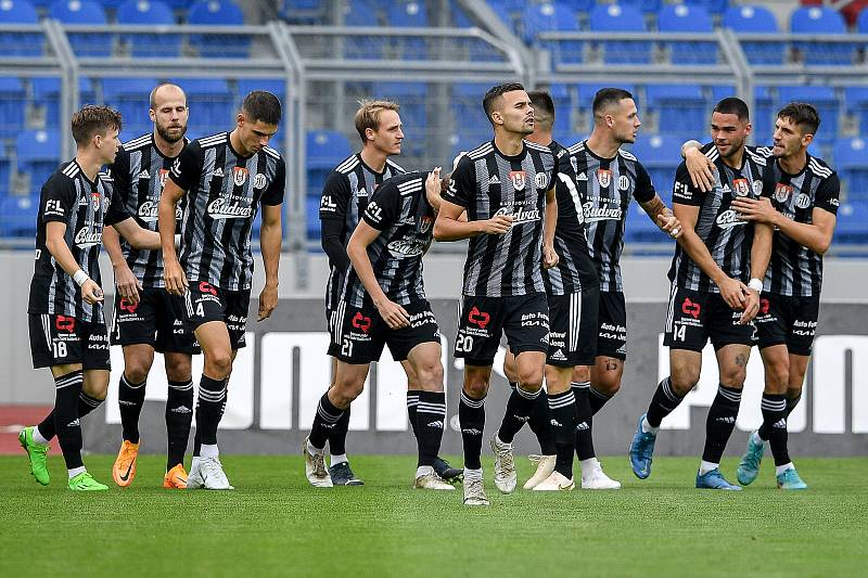 0. kolo první fotbalové ligy: Baník Ostrava - Dynamo České Budějovice, 1. října 2022, Ostrava. Radost Budějovic (vpravo) Daniel Hais z Českých Budějovic.