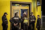 Stodolní ulice 9. října 2020 v Ostravě. Policie kontroluje uzavření vnitřních prostor ve 20:00.