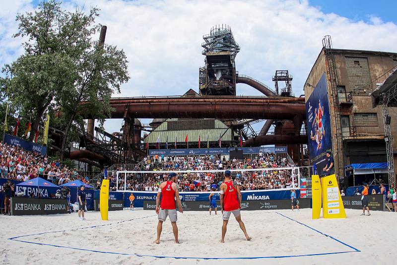 FIVB Světové série v plážovém volejbalu J&T Banka Ostrava Beach Open, 1. června 2019 v Ostravě. Na snímku (zleva) Moritz Pristauz (AUT), Martin Ermacora (AUT).