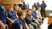 Vyhlášení rozsudku nad sedmi členy česko-albánského heroinového gangu doprovázela mimořádná bezpečnostní opatření.