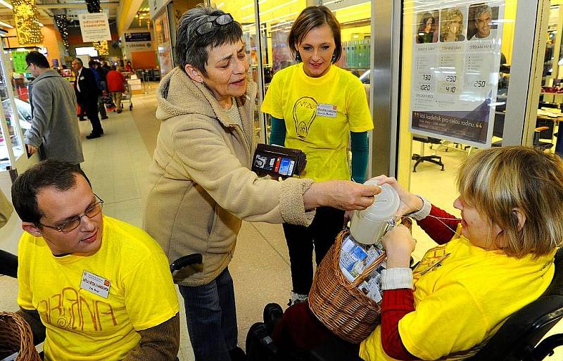 Světlo dětem s handicapem, tato charitativní akce proběhla tuto sobotu v prostorách nákupního centra Tesco v Ostravě – Svinově.