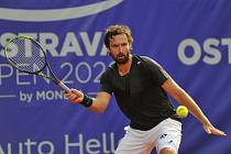 Lotyš Ernests Gulbis (na snímku) porazil v pondělním utkání 1. kola tenisového challengeru Ostrava Open domácího mladíka Dalibora Svrčinu 6:4, 6:1. Foto: facebook Ostrava Open 2020 by Moneta