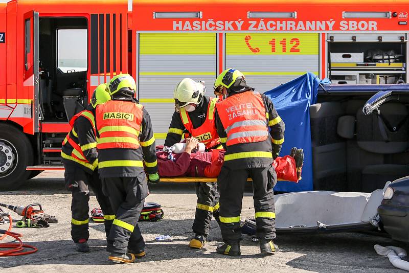 Dynamická ukázka HZS MSK na nedělních dnech NATO. Čtyřčlenné družstvo ve složení velitel, zdravotník a dva hasiči předvedli divákům zásah u dopravní nehody dvou osobních automobilů, v jednom z nich zůstala zaklíněná osoba.