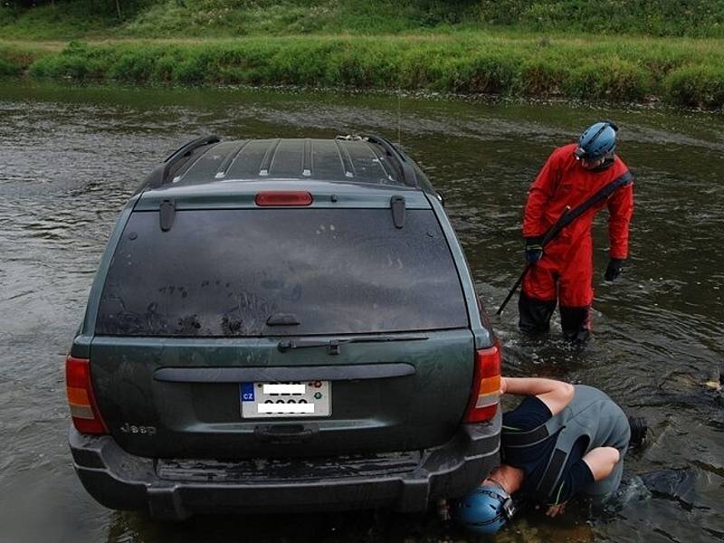 Hasiči na Hlučínsku v pátek večer vytahovali auto z řeky. 