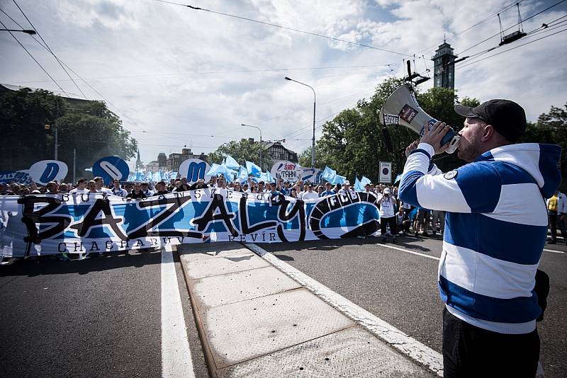 V sobotu ve tři hodiny z Prokešova náměstí vyrazil pochod fanoušků Baníku, kteří pro poslední duel zrušili svůj bojkot domácích utkání.