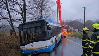 Autobus skončil v příkopu, hasiči nasadili těžkou techniku -  Moravskoslezský deník