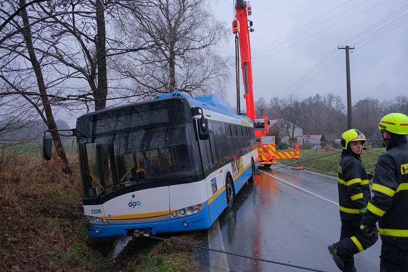 Autobus v Řepištích skončil v příkopu, hasiči nasadili těžkou techniku.