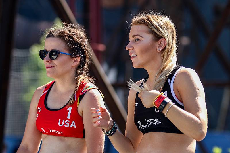 Semifinále žen USA - Brazílie. FIVB Světové série v plážovém volejbalu J&T Banka Ostrava Beach Open, 2. června 2019 v Ostravě. Na snímku fanynky.