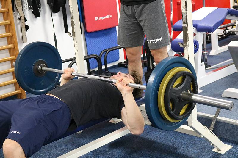 POD ČINKOU. Hodiny na ledě, ale i hodiny v posilovně, to je každodenní chléb vítkovických hokejistů. Na benchpress útočník Petr Fridrich.