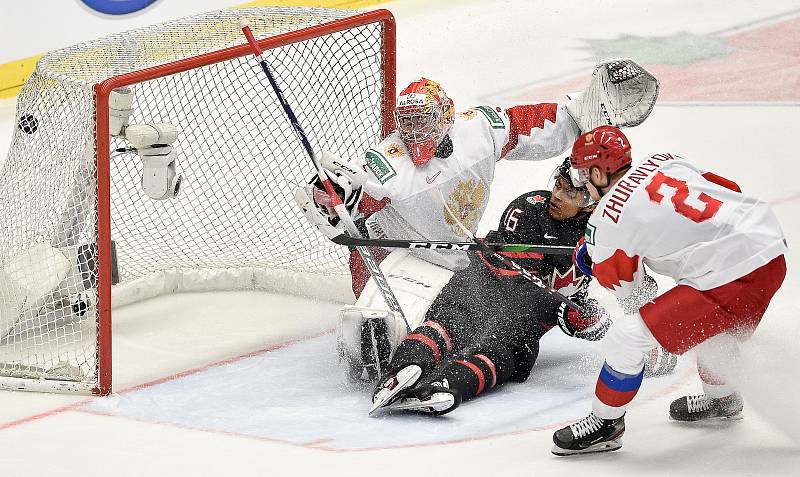 Mistrovství světa hokejistů do 20 let, finále: Rusko - Kanada, 5. ledna 2020 v Ostravě. Na snímku (zleva) brankář Ruska Amir Miftakhov, Akil Thomas a Danil Zhuravlyov.