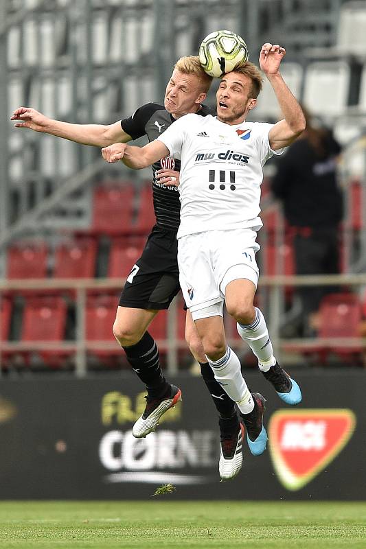 Finále fotbalového poháru MOL Cupu: FC Baník Ostrava - SK Slavia Praha, 22. května 2019 v Olomouci. Na snímku (zleva) Frydrych Michal a Kuzmanovič Nemanja.