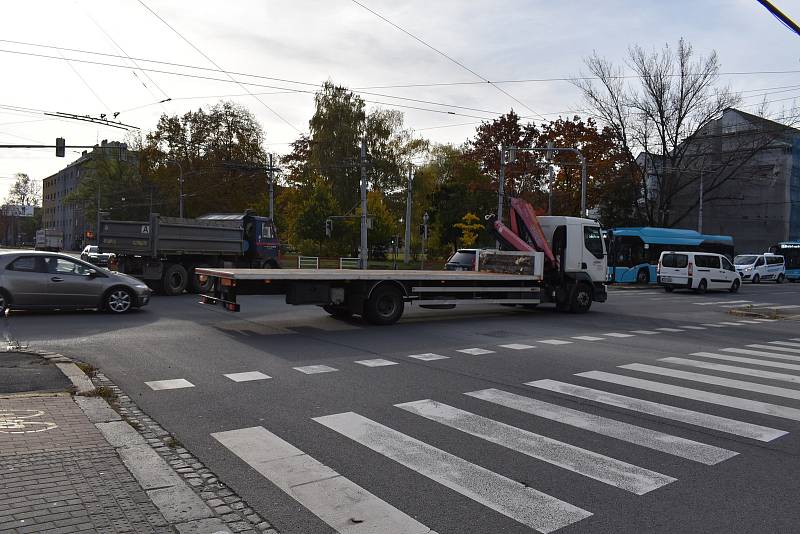 Teprve, když naskočí červená z uzavřeného směru, mohou se rozjet vozidla z Muglinovské ulice jedoucí rovně a doleva do centra města.
