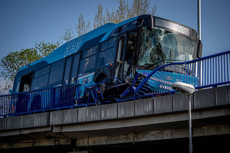 Nehoda autobus DPO na Frýdlantských mostů v centru Ostravy, 29. dubna 2020.