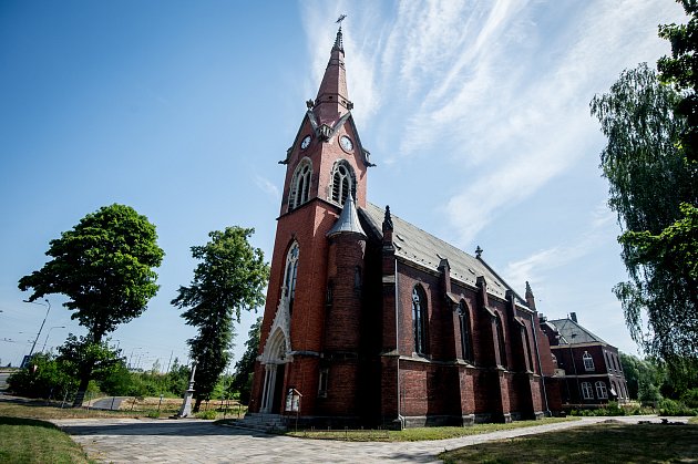 Římskokatolický farní kostel svatého Františka a Viktora v ostravské městské části Hrušov.