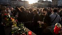 Fanoušci Věry Špinarové se v úterý po šesté hodině sešli v Ostravě na Masarykově náměstí, kde vytvořili zpěvačce pietní místo.