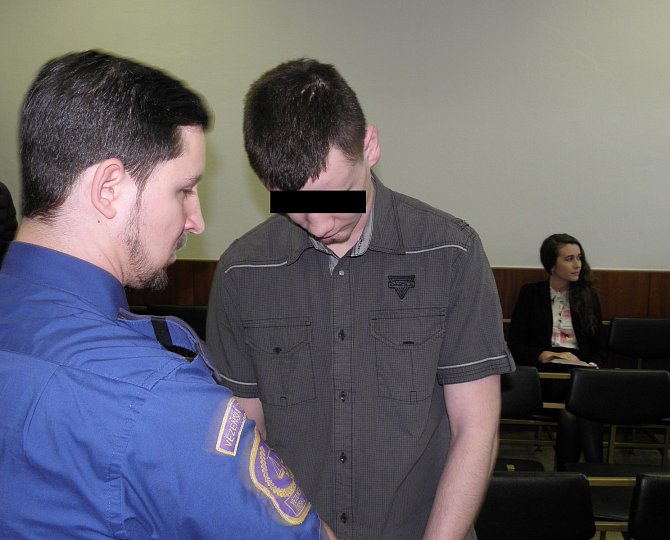 Mladík (na snímku z dřívějšího jednání u Krajského soudu v Ostravě) žádal o obnovu procesu.