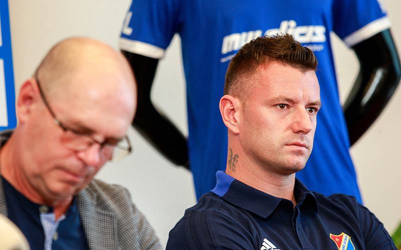 Tisková konference FC Baníku Ostrava.Na fotografii vlevo Bohumil Páník, vpravo Jan Laštůvka