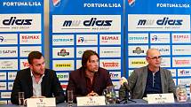 Tisková konference FC Baníku Ostrava.Na fotografii zleva Michal Bělák, Marek Jankulovski, Bohumil Páník