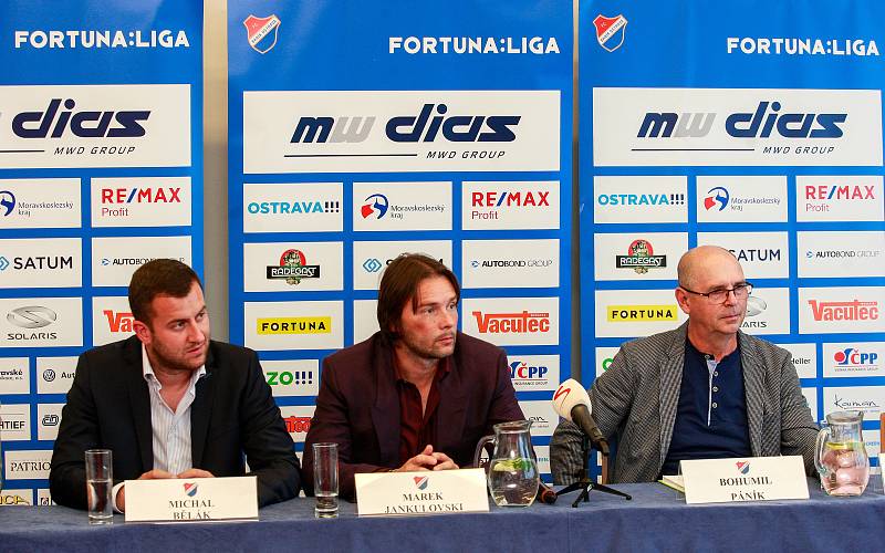 Tisková konference FC Baníku Ostrava.Na fotografii zleva Michal Bělák, Marek Jankulovski, Bohumil Páník