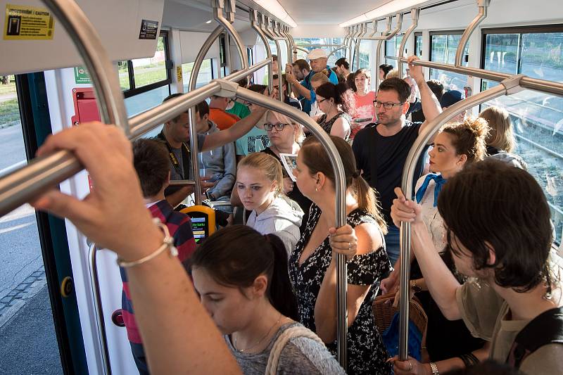 Nová švýcarská tramvaj Tango NF2 nOVA. Na svou první jízdu Ostravou i s cestujícími  vyrazila v pondělí 13. srpna 2018 z Martinova po trase linky číslo 4.