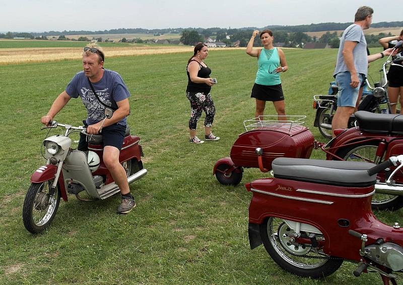 Letiště v Hati v česko – polském pohraničí hostilo osmý ročník akce s názvem Retro Chrchel, srazu milovníků malých motocyklů. Hať, 17. července 2021.